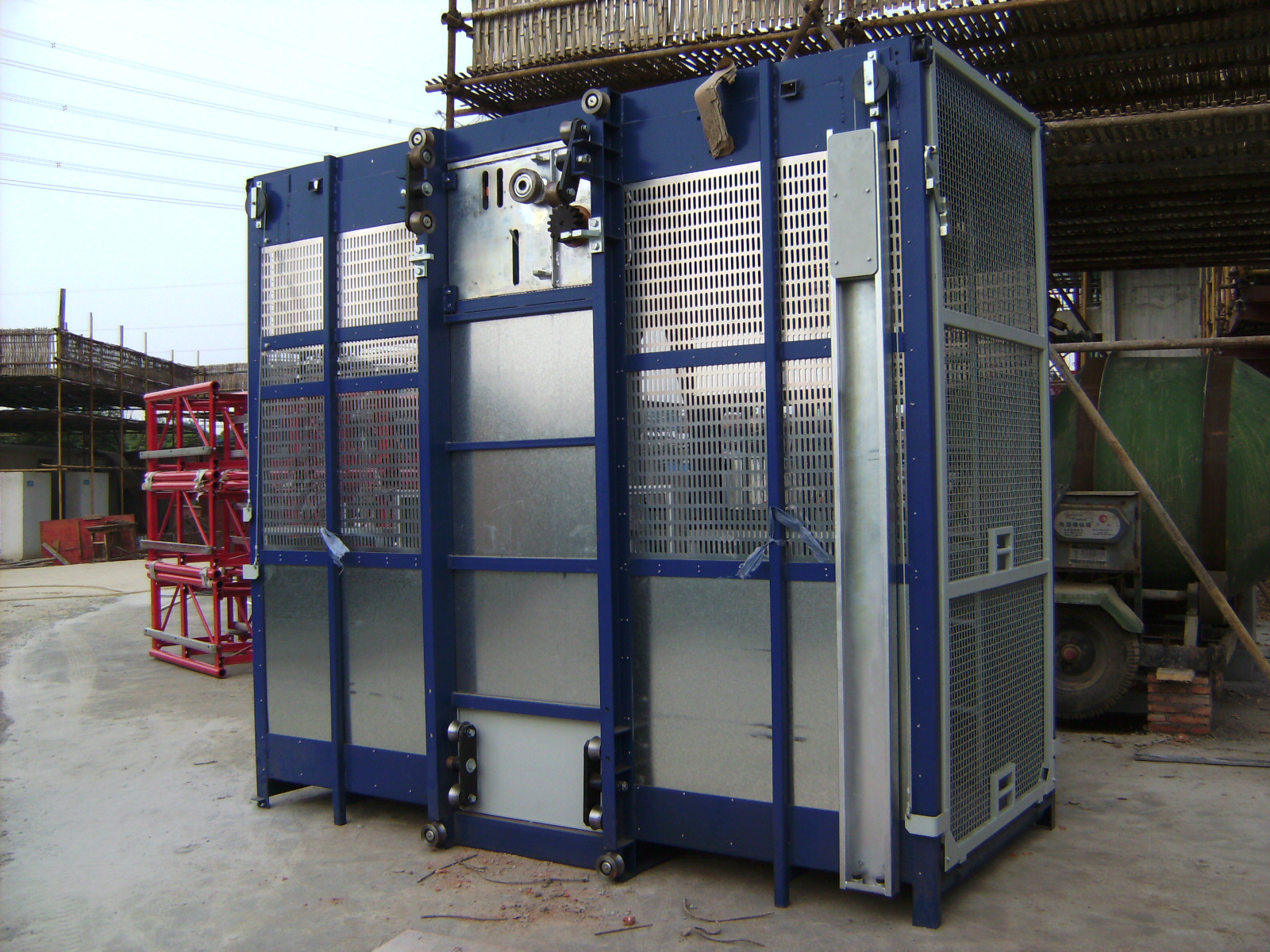 China Blue SC200 / 200 Twin Cage 3200kg Personnel Hoist and Material Lifts for Mining Wells wholesale