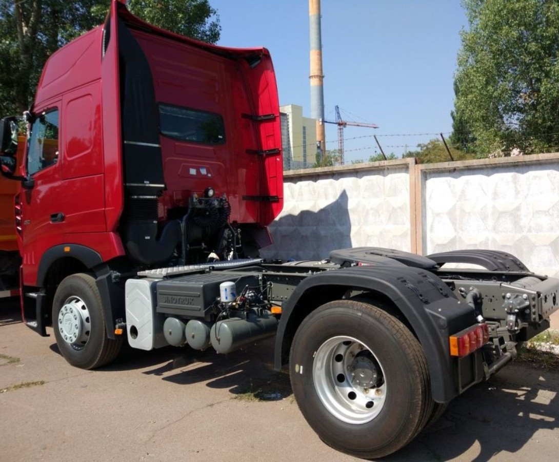 Quality 300L Tank  Howo A7 Tractor Truck 4×2 Camion Euro 2 Diesel Fuel Type for sale