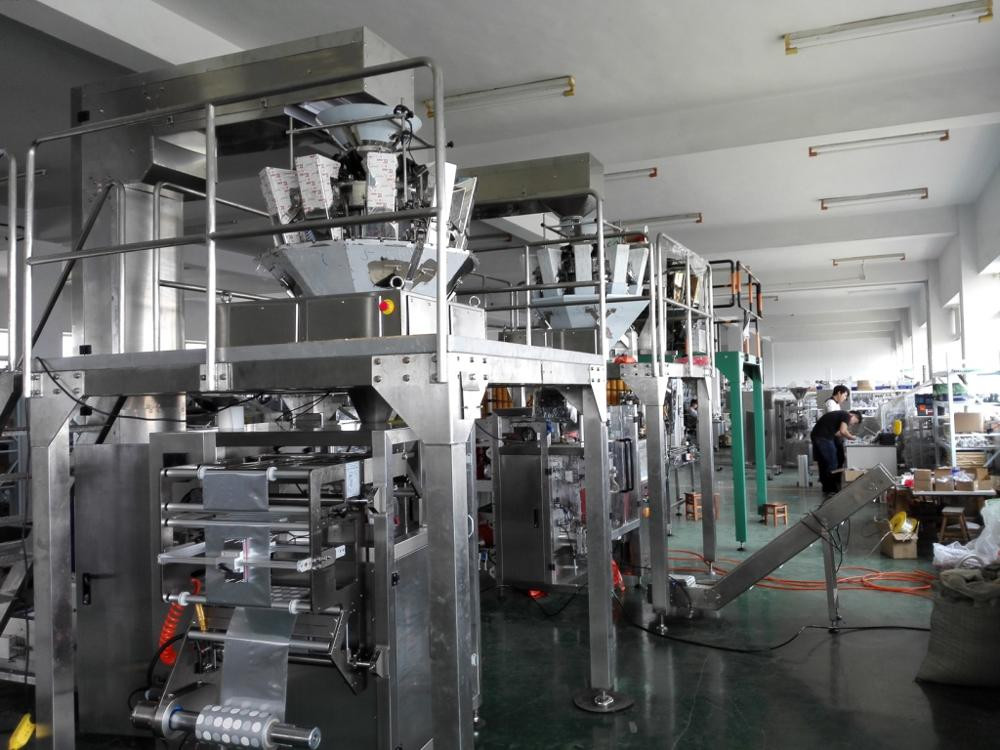 China Multi-function Potato Chips Puffed Food Weighing 50g 100g Pillow Bag Vertical Packing Machine wholesale