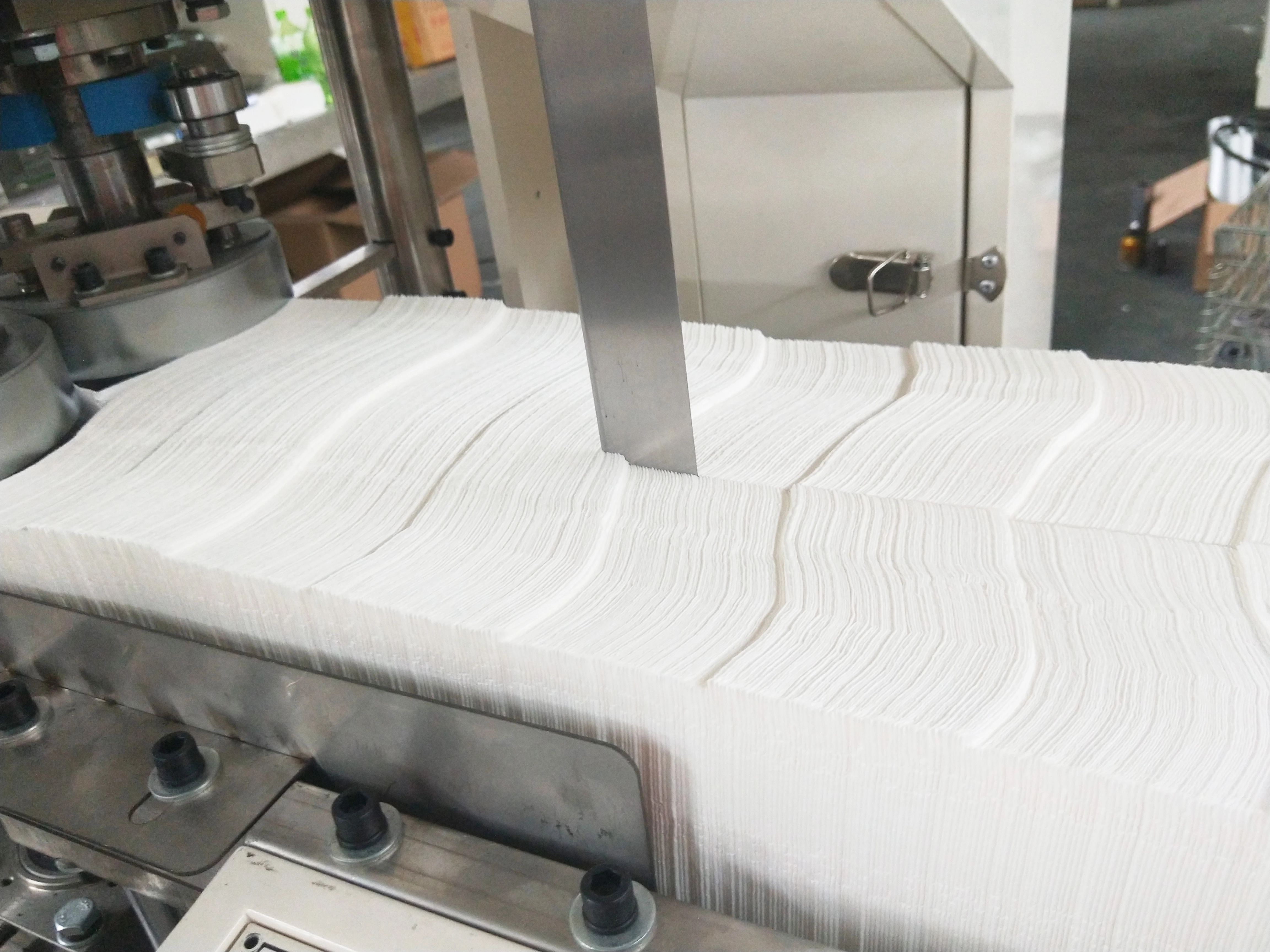 7.5KW 4 Fold 1000 Sheets / Min Automatic Napkin Making Machine