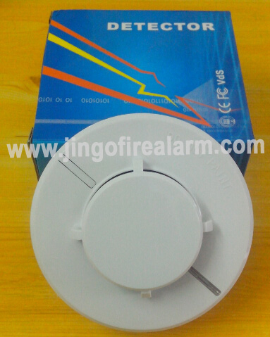 Conventional fire alarm systems smoke detector sensor with self-check function