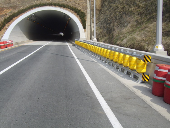 Roadway Traffic Rolling Type Safety Crash Barrier Eva Highway Safety Roller Guardrail