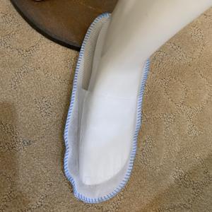 China Beauty Salon Disposable Whole Top PP Nonwoven Slippers With Blue Thread Sewing wholesale