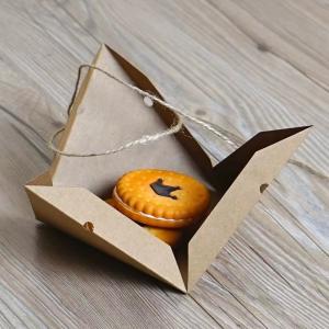 China Kraft paper triangular pyramid, European style biodegradable paper food packaging box, creative pastry box wholesale