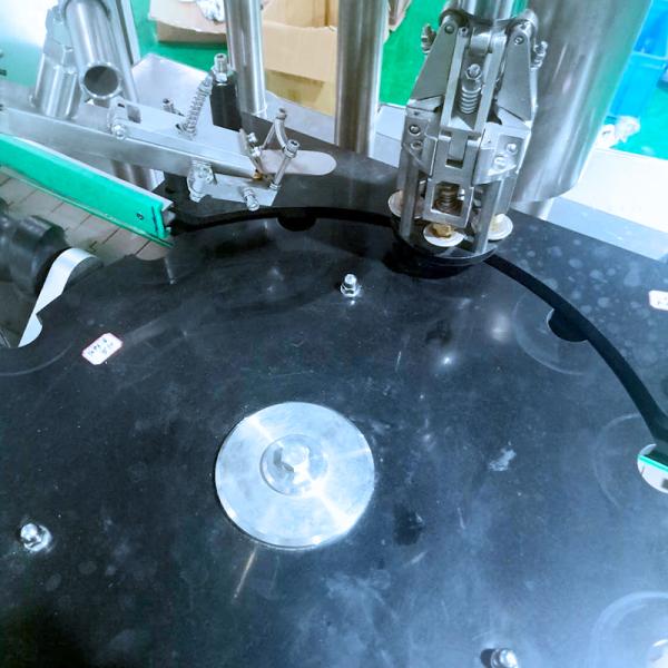 Supply Sale Complete Automatic Capping Machine for Wine/Liquor/Spirits Guan Hong