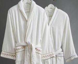 China Adult Bath robe , bathshirt , 100% cotton , GSM 400, velour or loop on sale