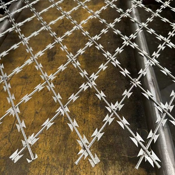 75 × 150mm High Security Welded Razor Mesh Fence