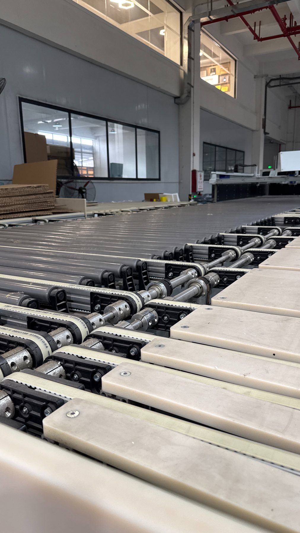 Controlled transfer rollers used in Fadior stainless steel cabinet production workflow