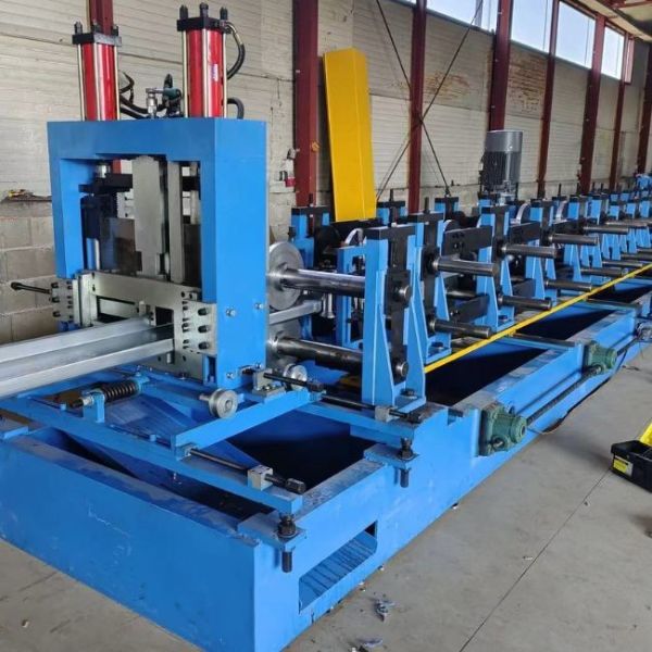 Gearbox Transmission CZ Purlin Machine 37m/min With Servo Following Cutting