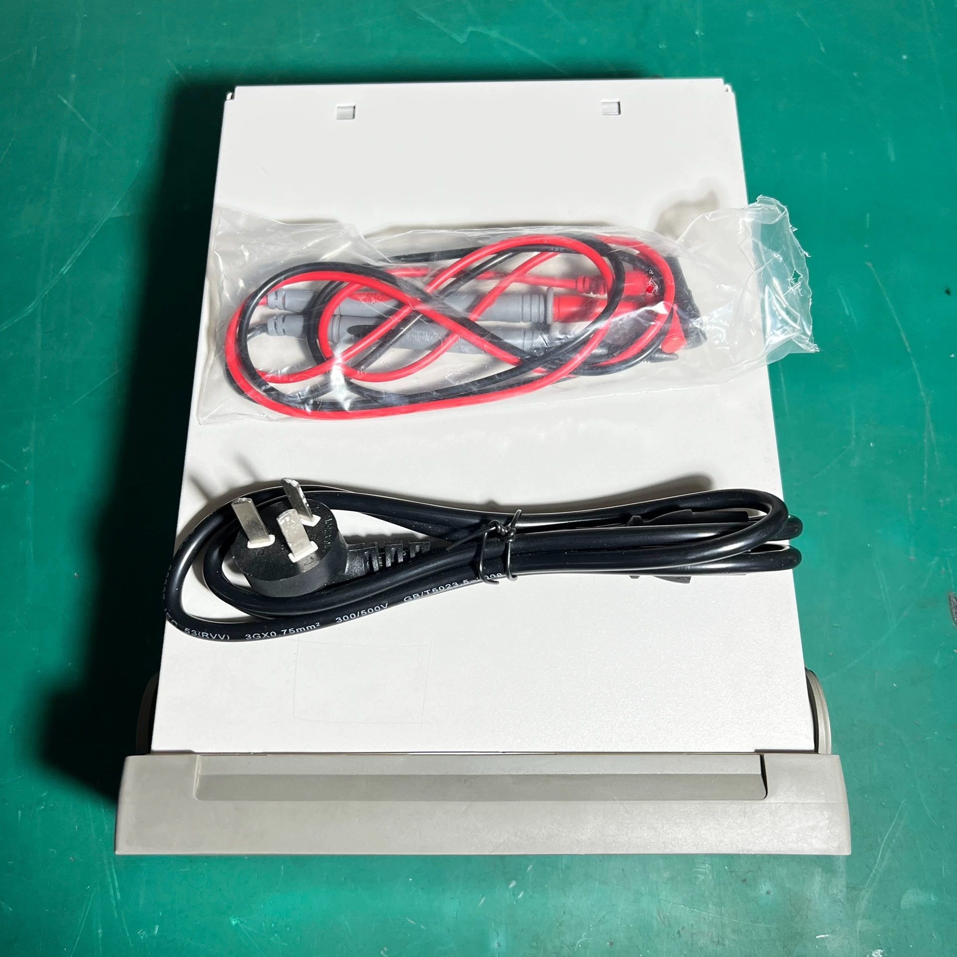 Fluke 8808A 5.5-Digit Dual-Display Bench Fluke Multi Meter With 1-Year Basic DC Voltage Accuracy 1000 V DC 750 V AC 10 A RS-232